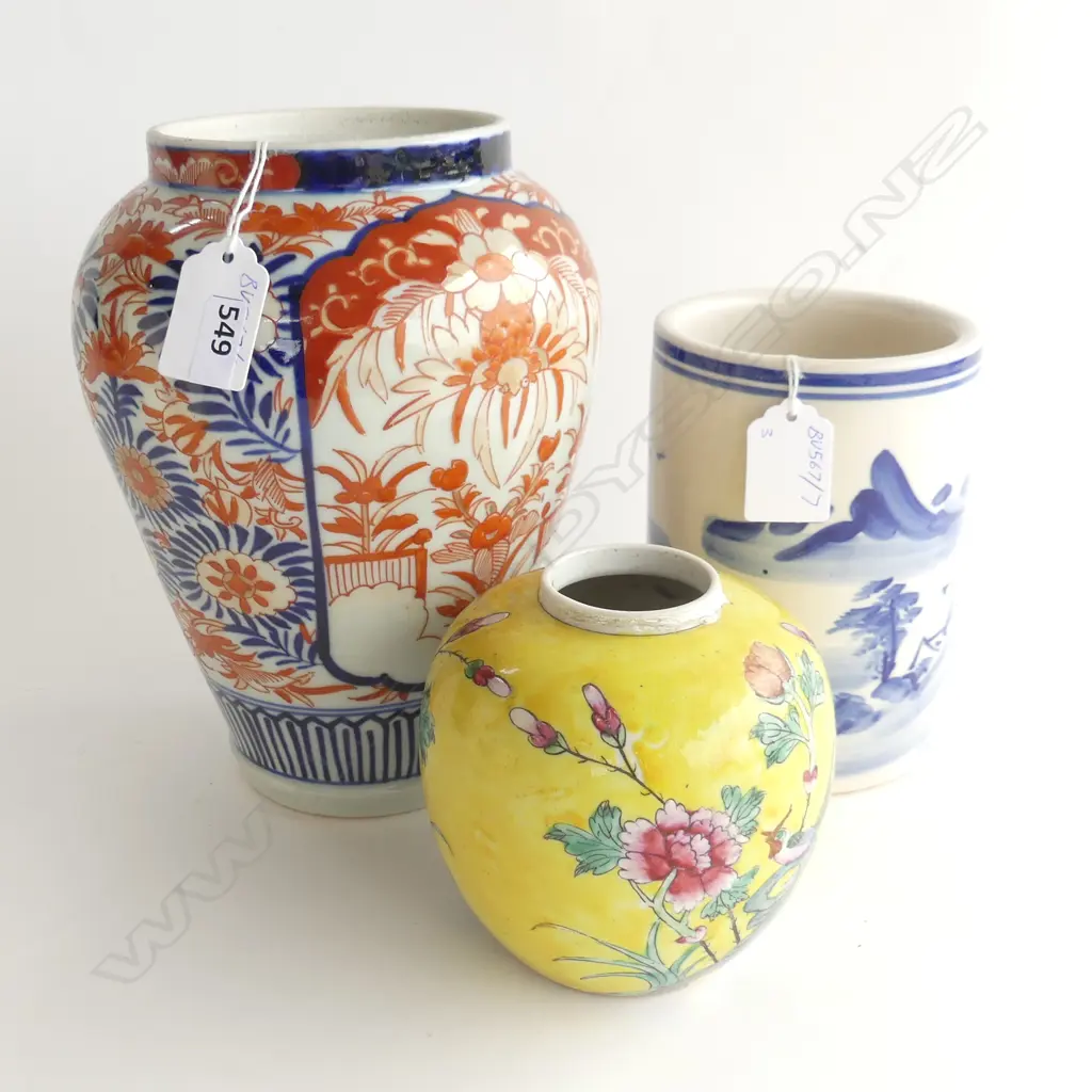 3 CHINESE VASES; IMARI H.210mm, B/W BRUSH POT, YELLOW GINGER JAR Image 1++