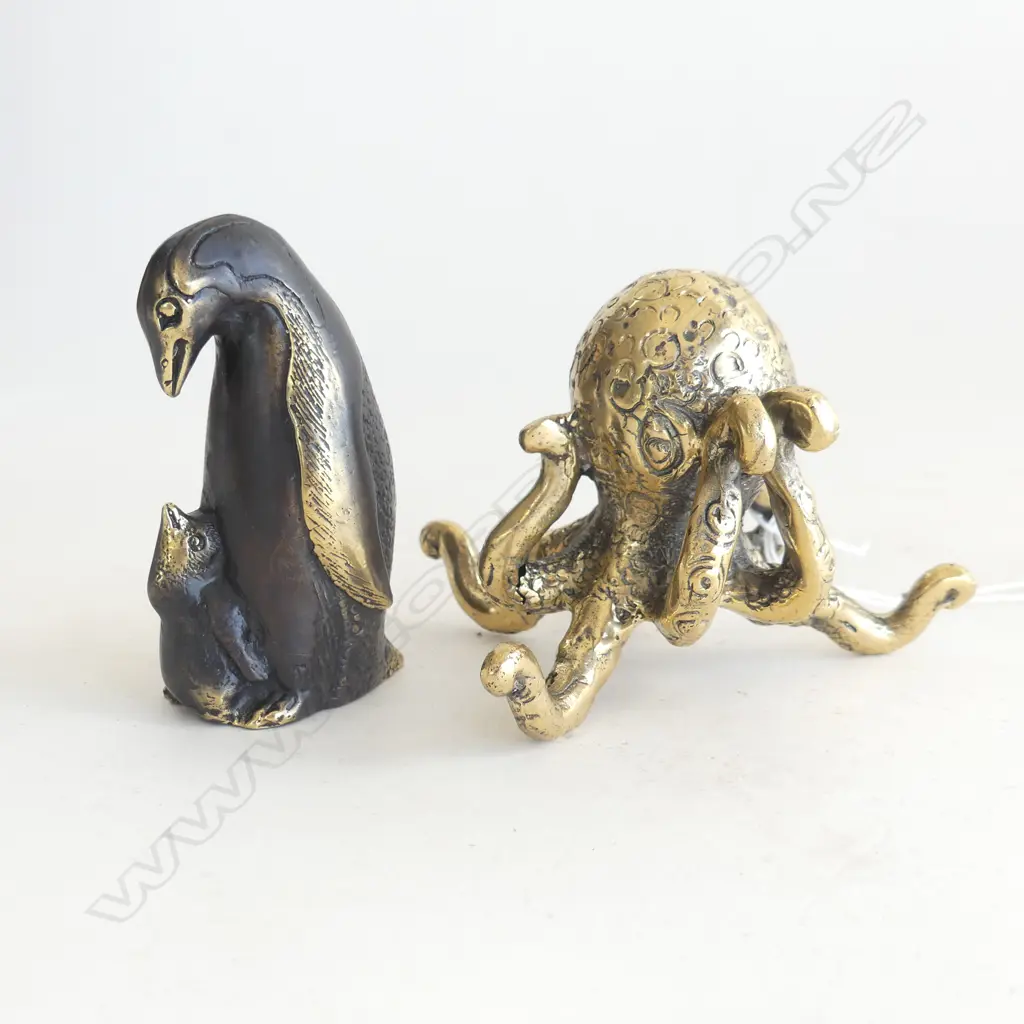 SM BRASS OCTOPUS (DIA 105MM) & BRONZE MOTHER & BABY PENGUIN  (H85MM) Image 1++
