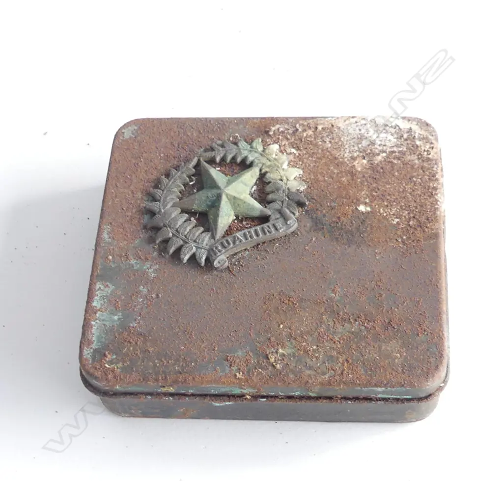 TIN WITH 8 WW1 HAT BADGES ETC Image 1++