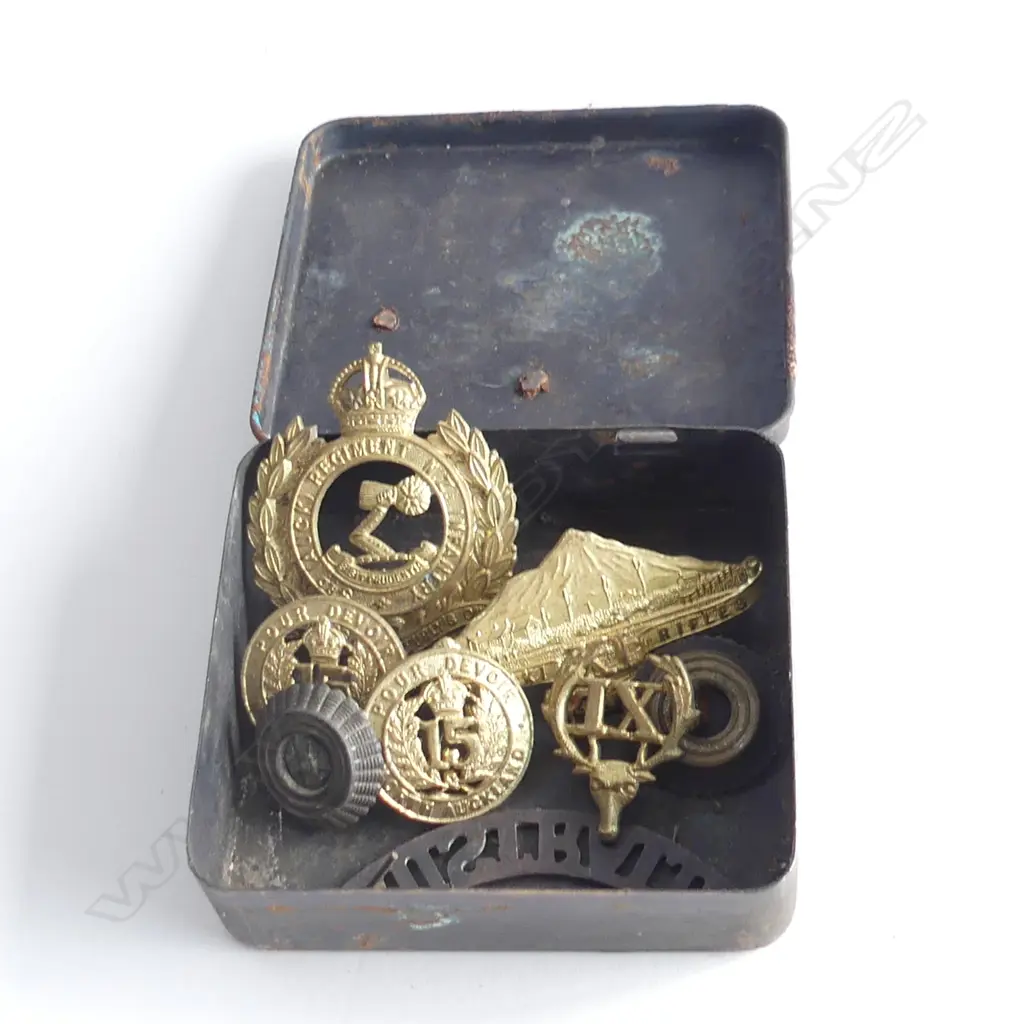 TIN WITH 8 WW1 HAT BADGES ETC Image 1++