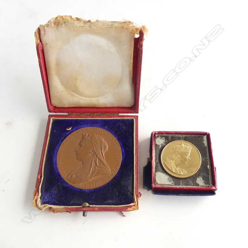 1837 QUEEN VICTORIA COMMEMORATIVE COIN IN BOX + QUEEN ELIZABETH 1953 CORONATION COIN IN BOX (BOXES HAVE WEAR) Image 1++