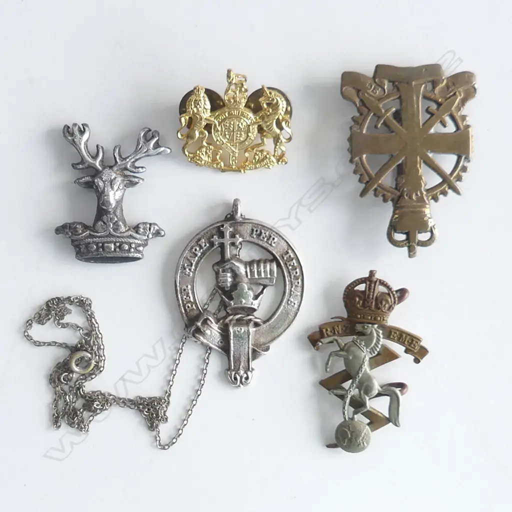 BAG OF 5 MILITRY HAT BADGES Image 1++