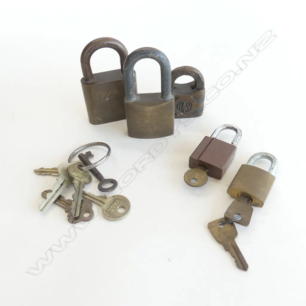 5 VINTAGE BRASS PADLOCKS, GLOBE, ZENI, ETC. Image 1++