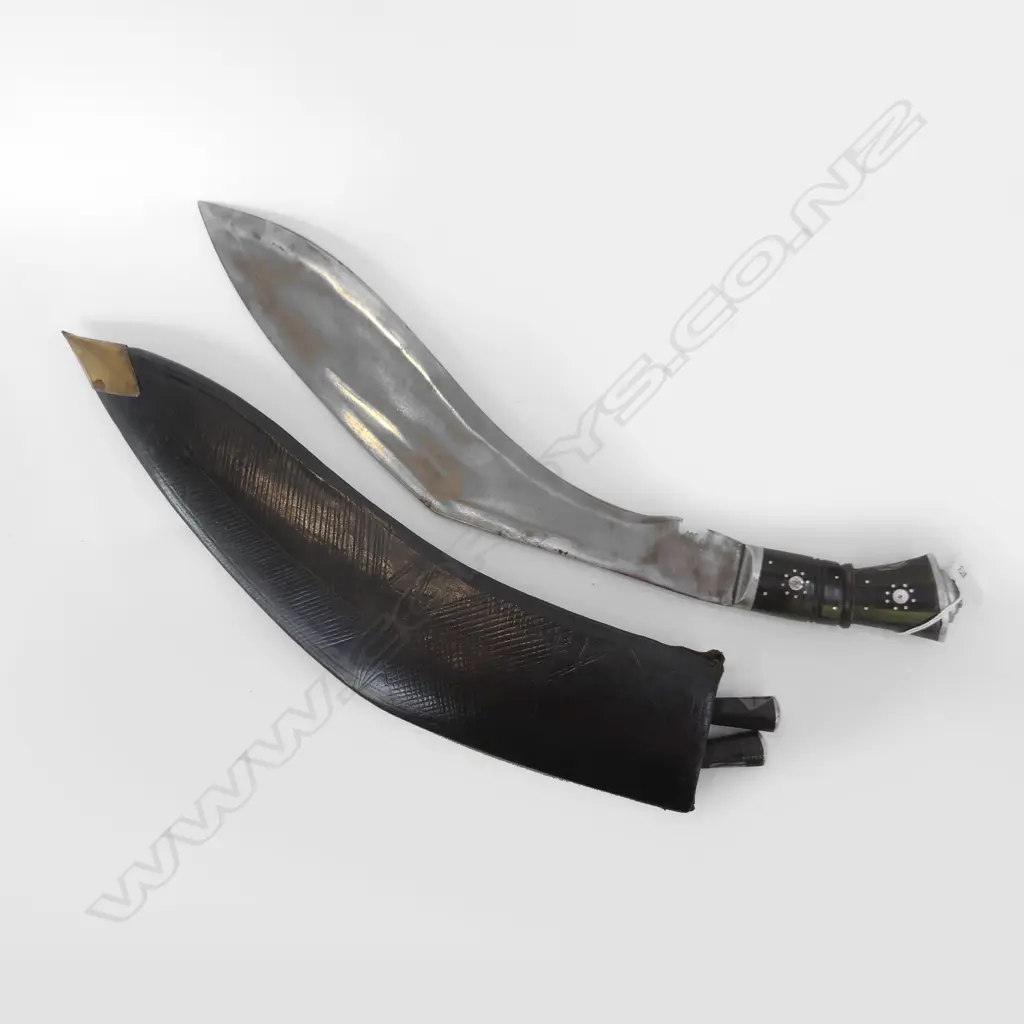 KUKRI IN LEATHER SCABBARD w. 2 SMALL KNIVES L.525mm Image 1++