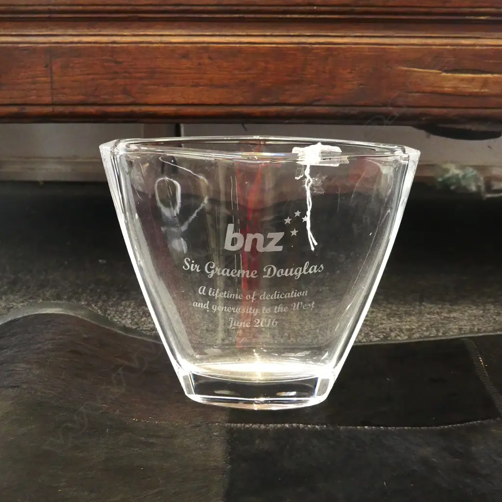 BNZ SIR GRAEME DOUGLS PRESENTATION NACHTMAN GLASS VASE  H.190mm Image 1++