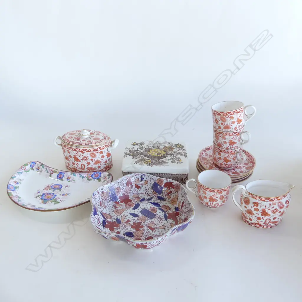 13 PCES EARLY 20thC CHINA; 10 PCE CROWN DERBY WILMOT TEA SET, LIDDED MASONS BOX W.145mm, 2 DISHES; IMARI BOWL & CRESCENT Image 1++