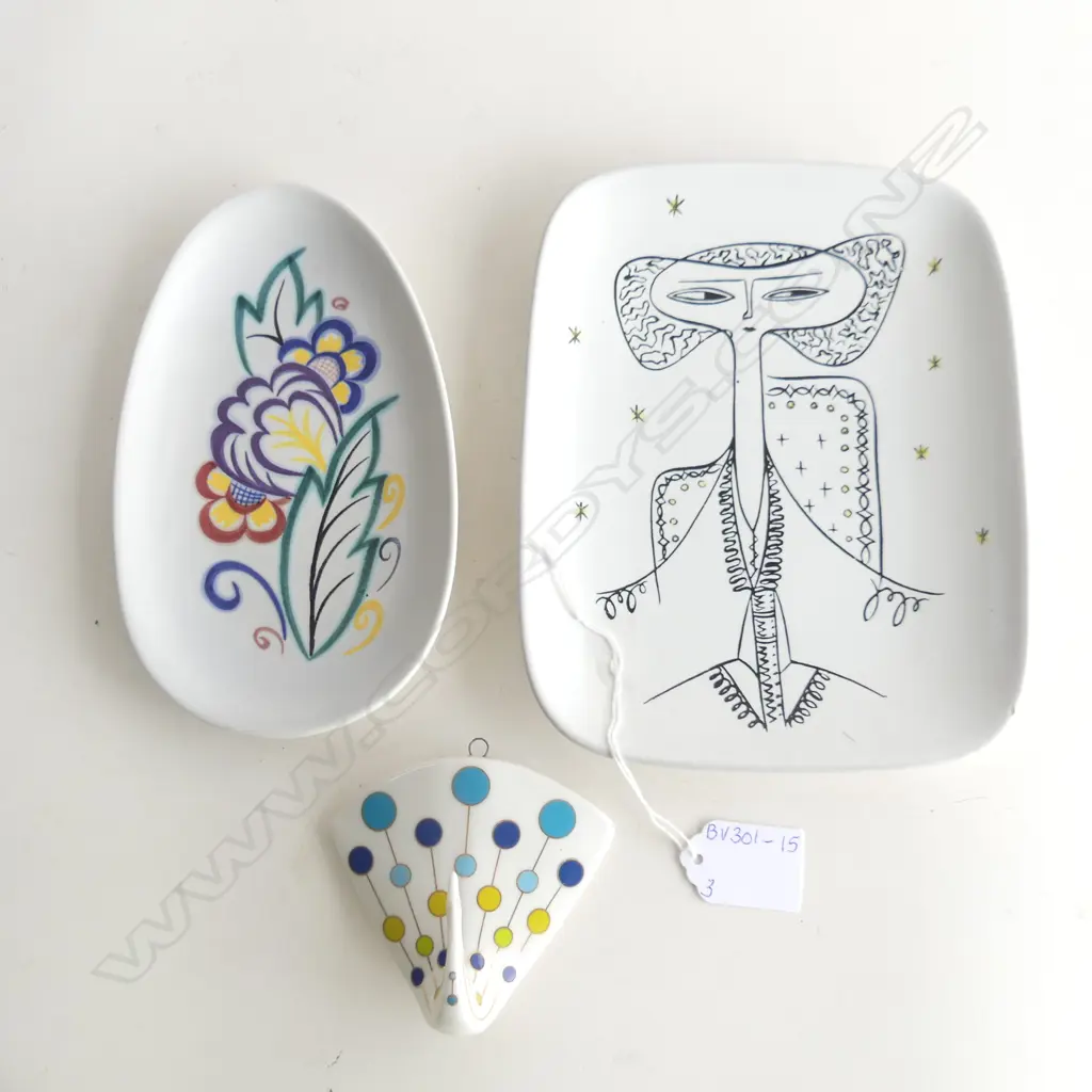 SM POOLE PLATE (L180MM) POOLE PLATE WITH ABSTRACT LADY  (L200MM) & PORCELAIN PEACOCK WALL PLAQUE (W85MM) Image 1++