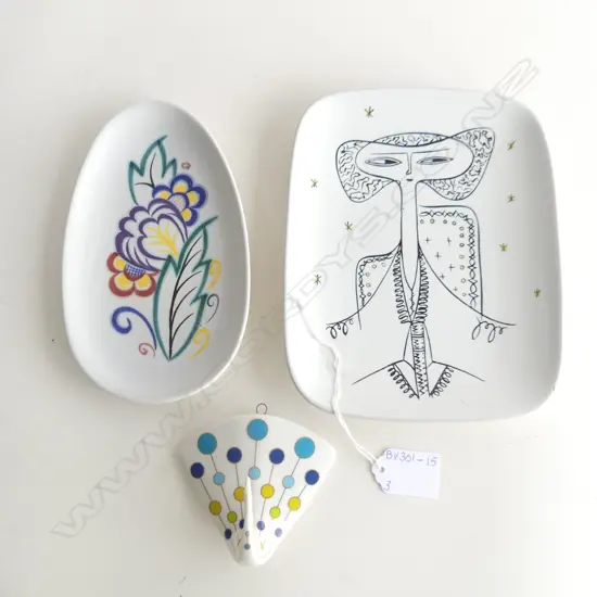SM POOLE PLATE (L180MM) POOLE PLATE WITH ABSTRACT LADY  (L200MM) & PORCELAIN PEACOCK WALL PLAQUE (W85MM)
