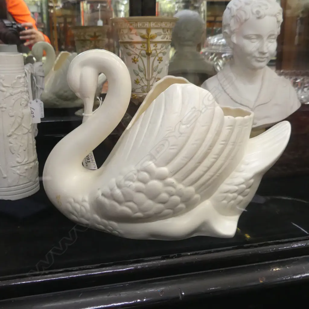 CROWN LYNN LARGE WHITE SWAN W.310mm (AK20033) Image 1++