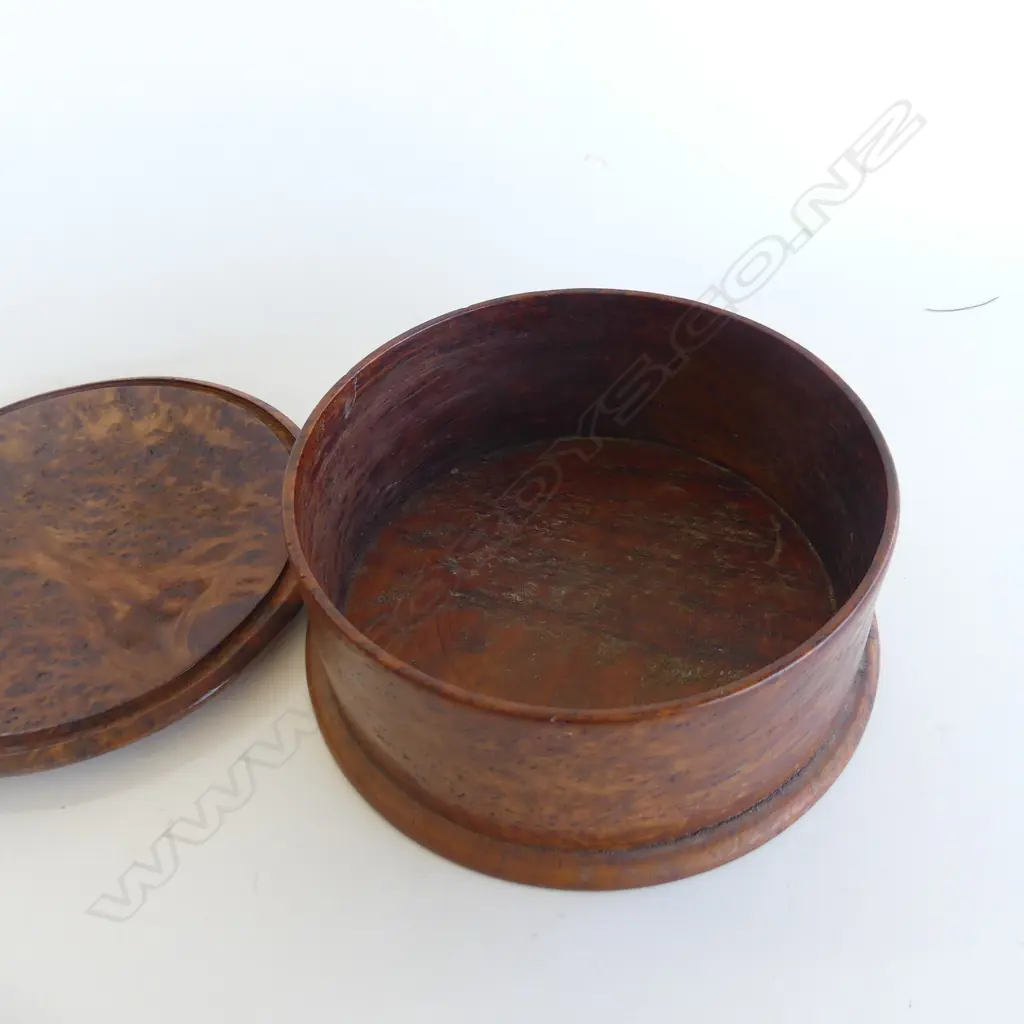 BURR TIMBER LIDDED BOX 215mm dia Image 1++