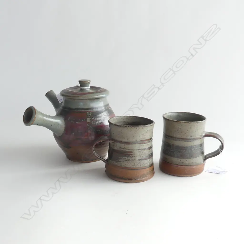 PETER STICHBURY POTTERY; TEAPOT W UNUSUAL HANDLE + 2 MUGS (H. 95MM) Image 1++
