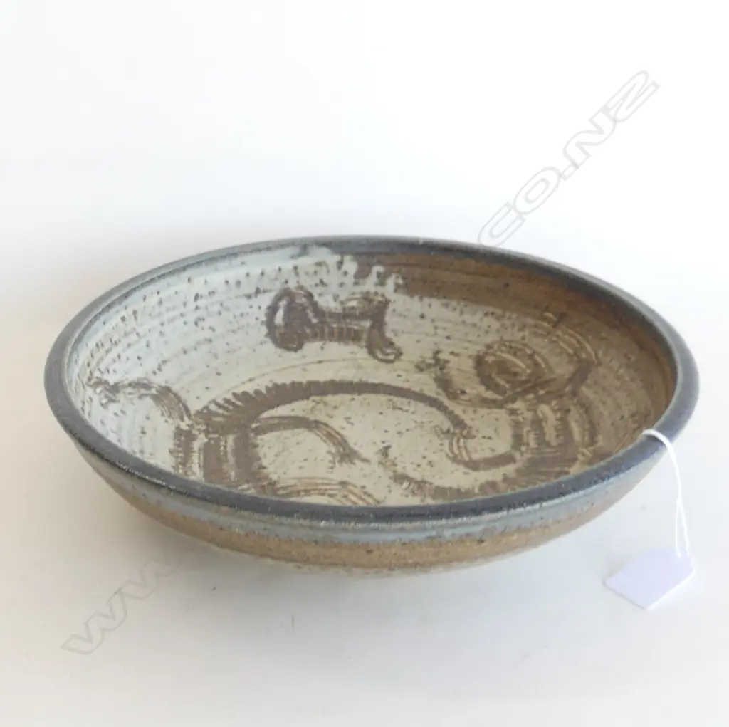 AUSTRALIAN/NEW ZEALAND POTTERY BOWL INCISED WITH NATIVE CREATURES DIA.285mm Image 1++