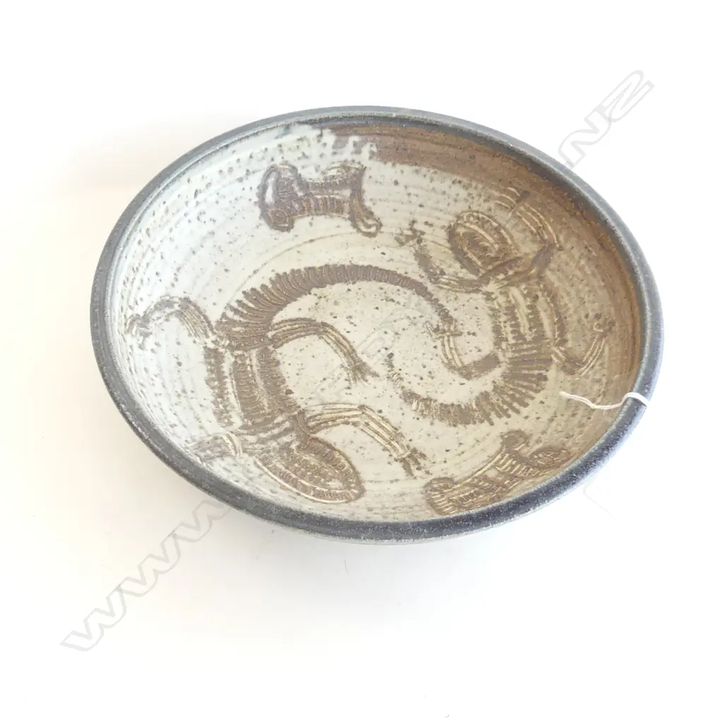 AUSTRALIAN/NEW ZEALAND POTTERY BOWL INCISED WITH NATIVE CREATURES DIA.285mm Image 1++