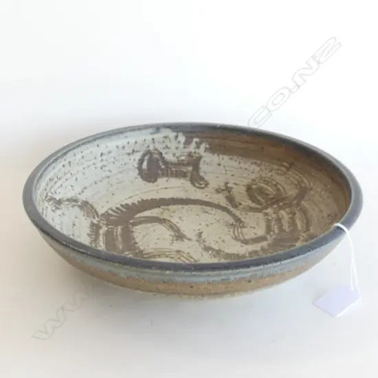 AUSTRALIAN/NEW ZEALAND POTTERY BOWL INCISED WITH NATIVE CREATURES DIA.285mm