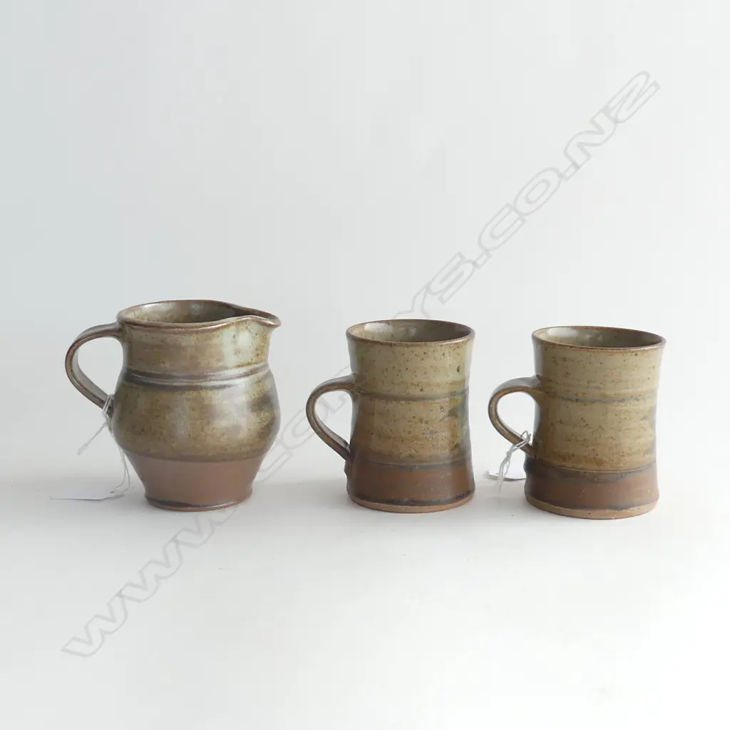 PETER STICHBURY POTTERY; 2 MUGS (H. 90MM) & JUG (H. 105MM) Image 1++