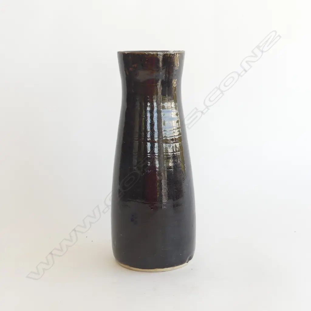 LEN CASTLE POTTERY VASE, SIGNED & DATED 1953 TO BASE H. 250MM CHIPPING TO TOP RIM Image 1++