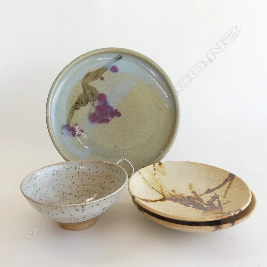 4 PCS NZ POTTERY, MAKERS UNKNOWN. PLATE (DIA 240MM) PR SM DISHES (DIA 167MM) & SM BOWL (DIA140MM (CHIPS TO RIM) Image 1++