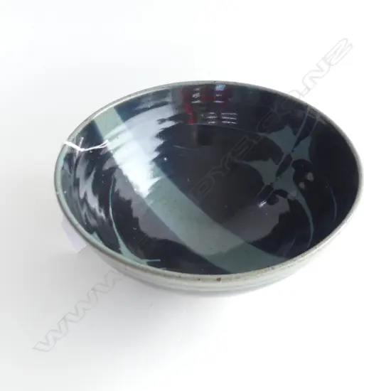 PETER STICHBURY WAX RESISTANT POTTERY BOWL, DIA 235MM CHIP TO FOOT