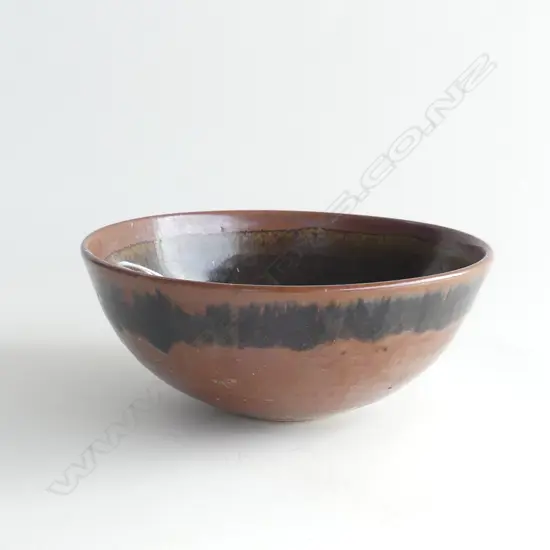 LEN CASTLE POTTERY CHUN GLAZE SM BOWL, DIA. 177MM