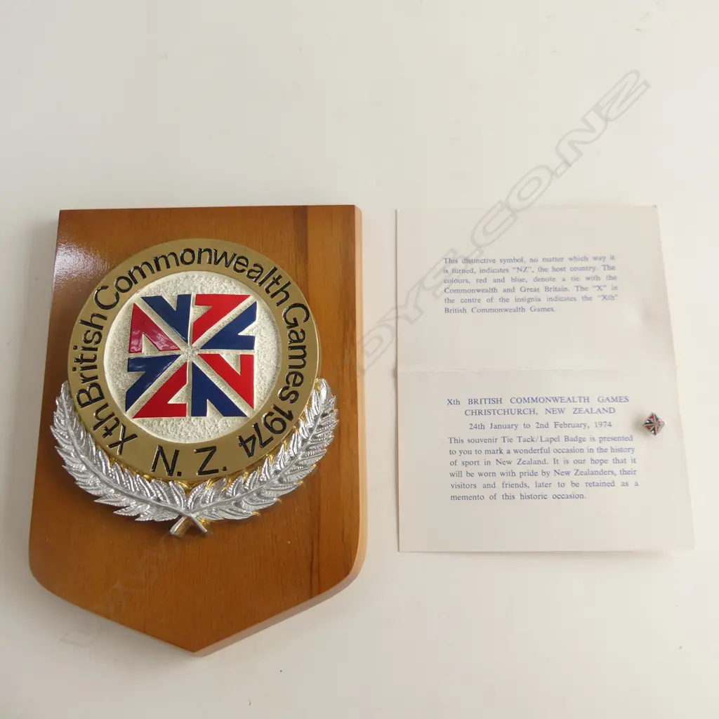 1974 COMMENWEATH GAMES PLAQUE & PIN 20789 Image 1++
