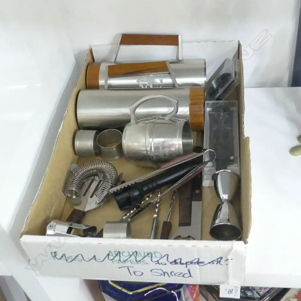 SM BOX ASST BAR UTENSILS INCL WINE AIR VAC ETC. PLUS PEWTER TANKARDS ETC.. Image 1++