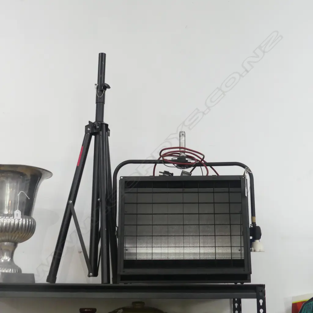 VINTAGE FILM STUDIO LAMP ON TRIPOD  Image 1++