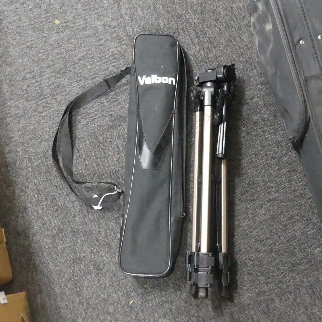 VELBON CAMERA TRIPOD, CASED  Image 1++