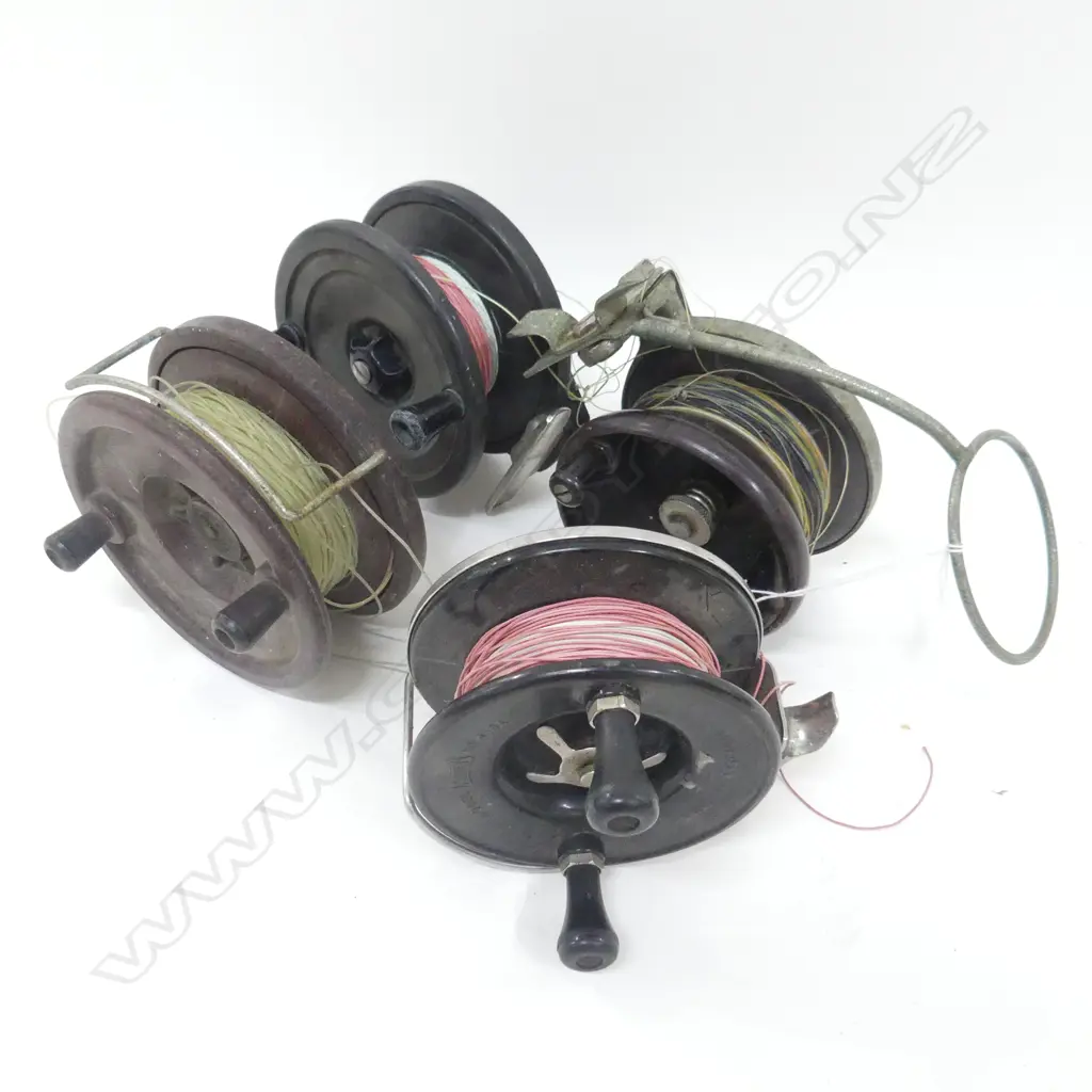 4 VINTAGE BAKERLITE FISHING REELS Image 1++
