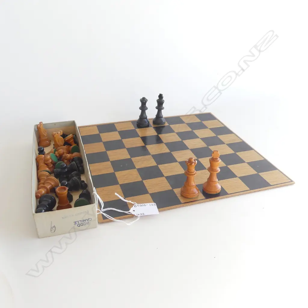 VINTAGE WOODEN CHESS SET & BOARD, COMPLETE WITH 32 PLAYING PCS Image 1++