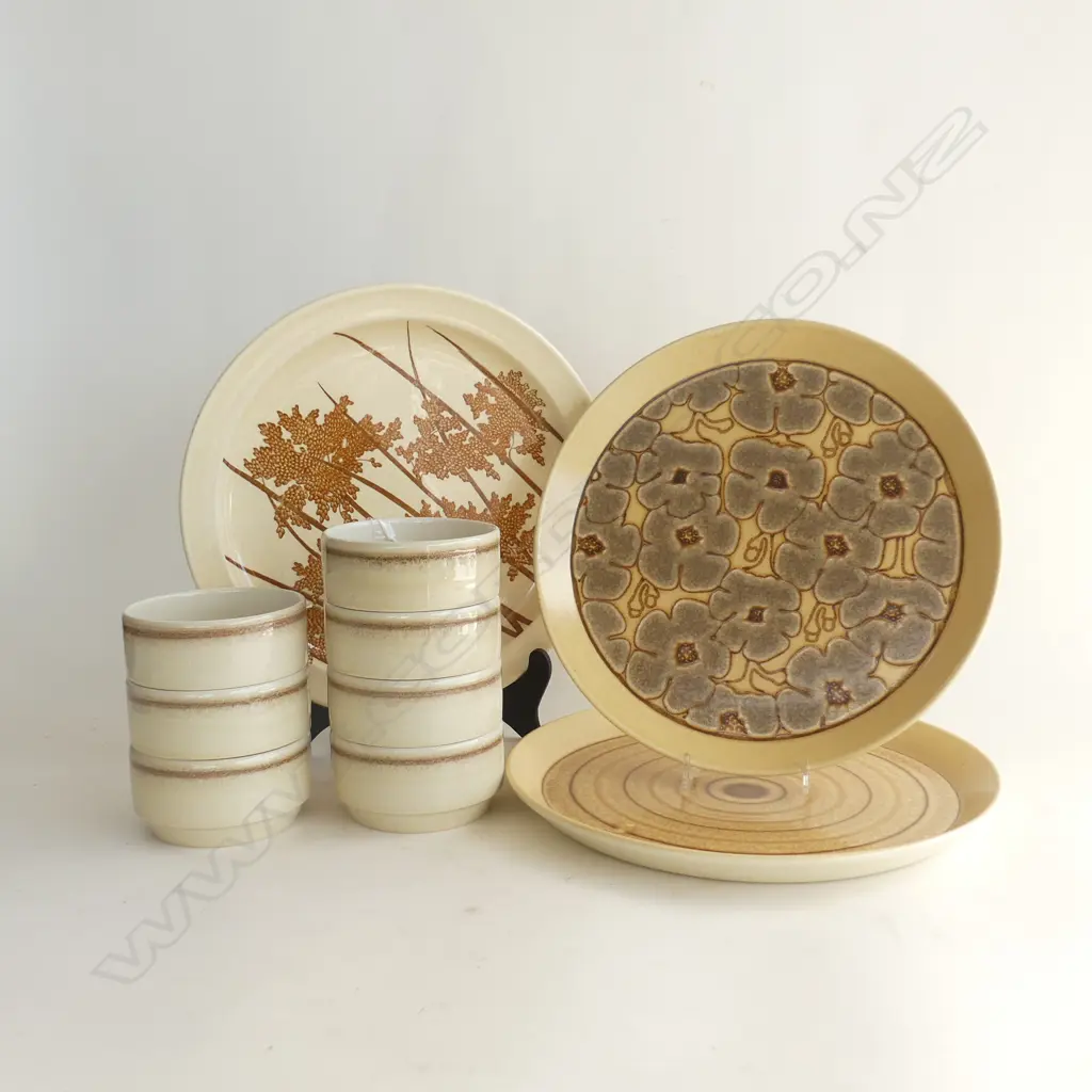 3 LG CROWN LYNN EARTHSTONE PLATTERS; SANDOWN, CAMILLE & GRAFTON (DIA 305MM) + 7 GIBPAT CROWN LYNN BOWLS (DIA 108MM) Image 1++