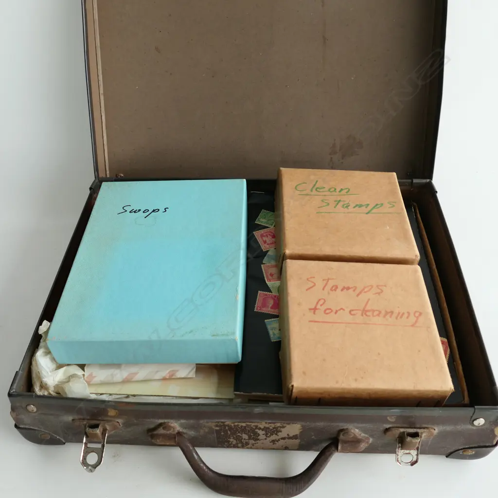 SMALL SUITCASE STAMPS STAMP ALBUMS ETC Image 1++
