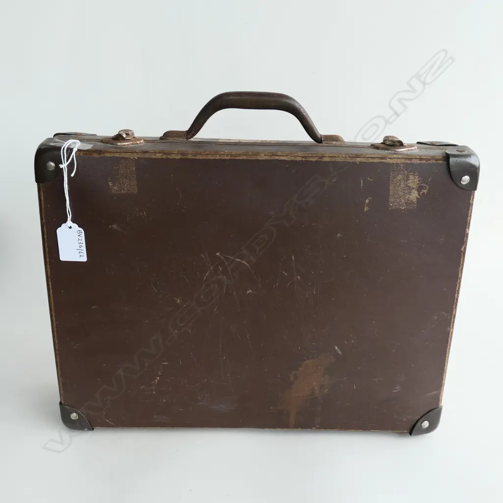 SMALL SUITCASE STAMPS STAMP ALBUMS ETC Image 1++