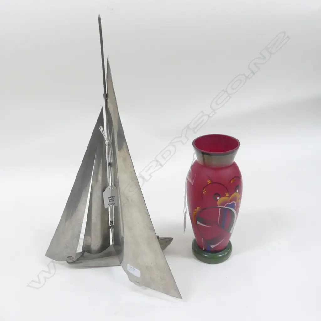 VINTAGE SILVER METAL YACHT H.360mm (AK21122) + DECO RED GLASS VASE H.200mm Image 1++
