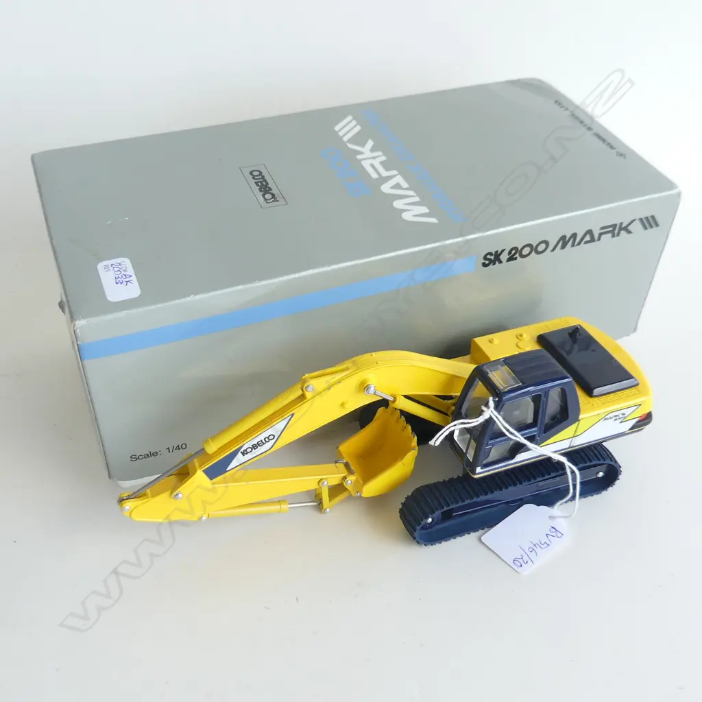 TOY DIGGER; KOBELCO SK200 MARK III HYDRAULIC EXCAVATOR 1/40 SCALE L.220mm BOXED (AK20033) Image 1++