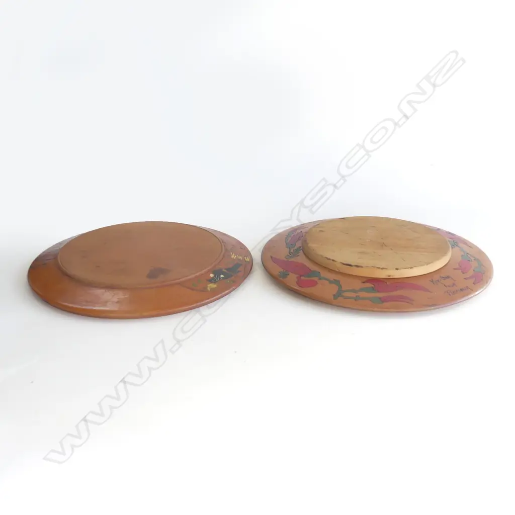 TWO NZ FOLK ART BREAD BOARDS, TUI IN KOWHAI TREE & KIA ORA FROM ROTORUA, DIA 280MM Image 1++