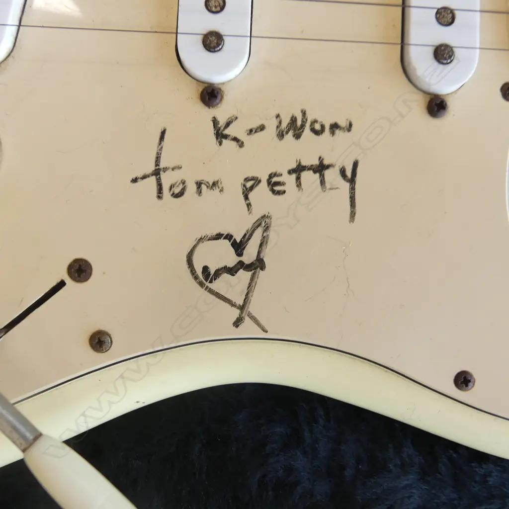 ELECTRIC FENDER STRATOCASTER GUITAR SIGNED BY TOM PETTY, HARD CASED L.990mm... Image 1++