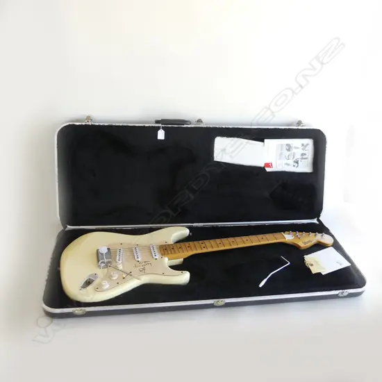 ELECTRIC FENDER STRATOCASTER GUITAR SIGNED BY TOM PETTY, HARD CASED L.990mm...