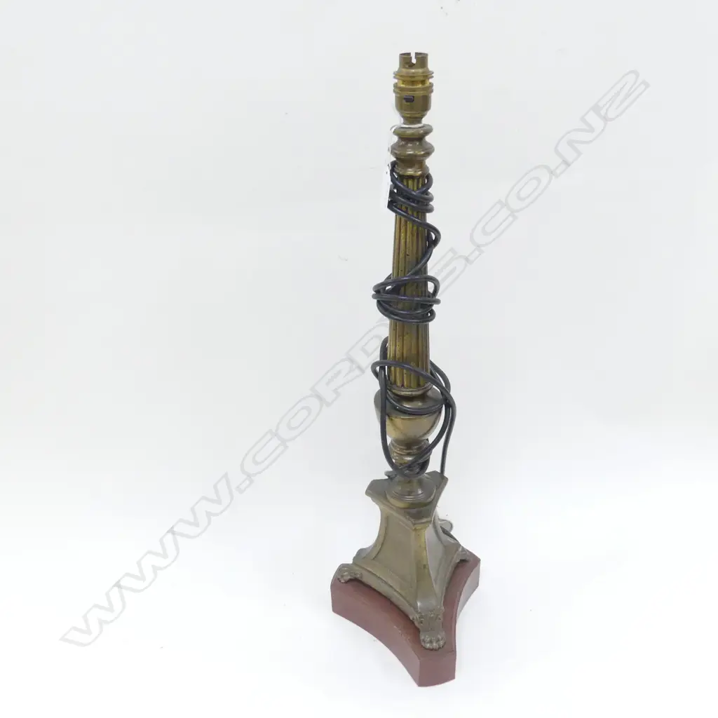 TRIFORM TABLE LAMP w. PAW FEET H.620mm (no shade) Image 1++