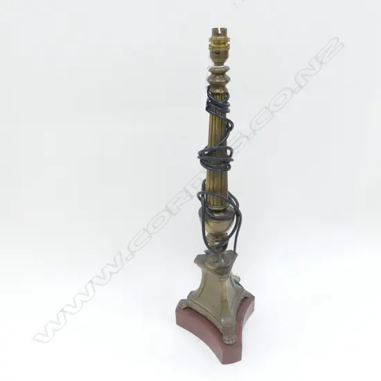 TRIFORM TABLE LAMP w. PAW FEET H.620mm (no shade)