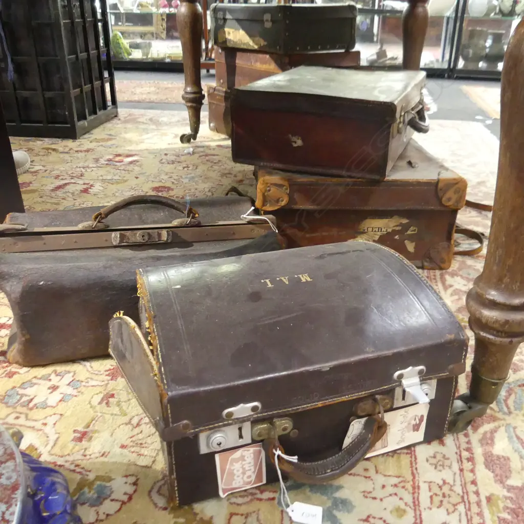 7 ASST. VINTAGE LEATHER SUITCASES INCL. DOCTORS BAG Image 1++