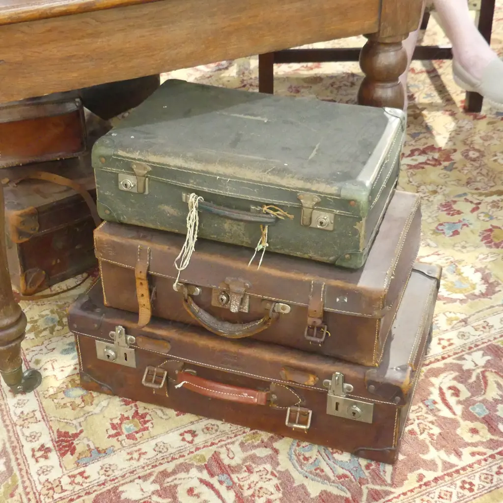 7 ASST. VINTAGE LEATHER SUITCASES INCL. DOCTORS BAG Image 1++