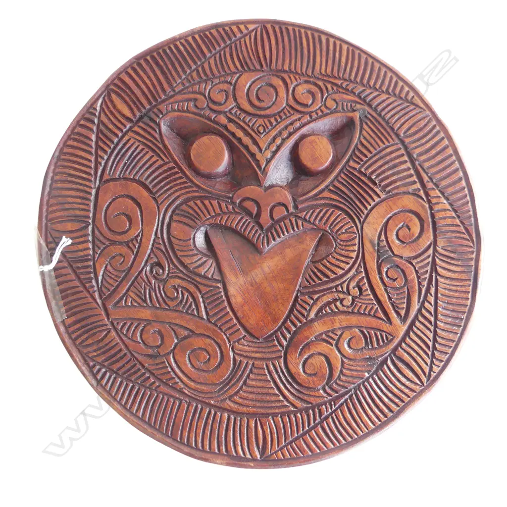 CARVED WOODEN MAORI STOOL, DIA. 260 H. 235MM Image 1++
