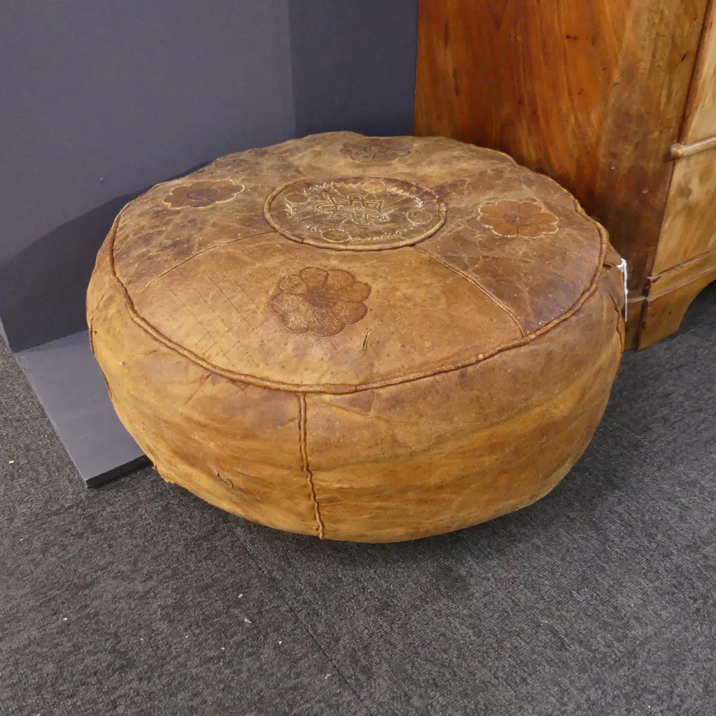 LEATHER POUF 630mm dia Image 1++