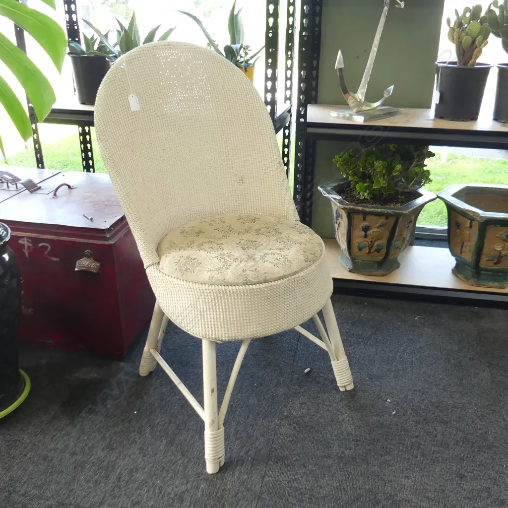 OLD WHITE WICKER CHAIR  Image 1++