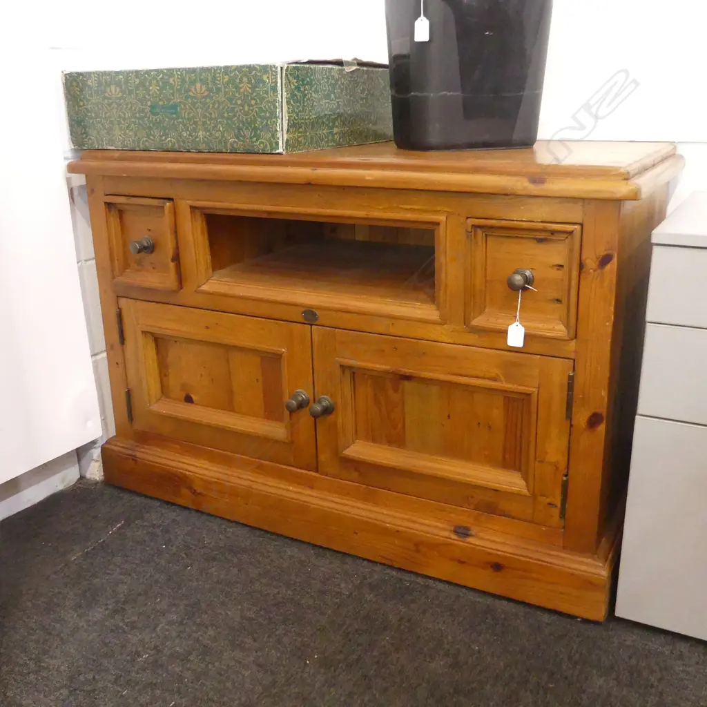EARLY SETTLER RIMU TV CONSOLE / ENTERTAINMENT CABINET 1060x510x700mm Image 1++