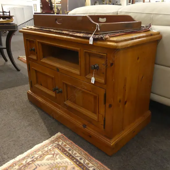 EARLY SETTLER RIMU TV CONSOLE / ENTERTAINMENT CABINET 1060x510x700mm