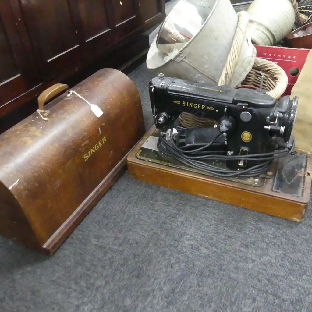OLD CASED SINGER SEWING MACHINE Image 1++