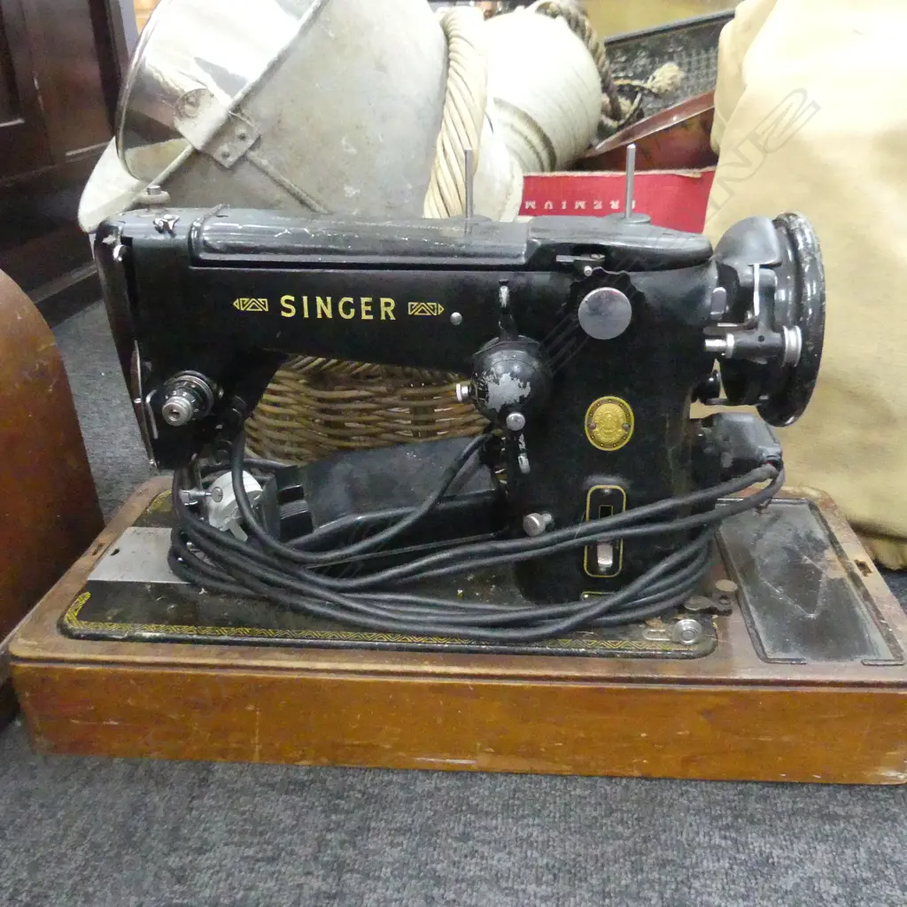 OLD CASED SINGER SEWING MACHINE Image 1++