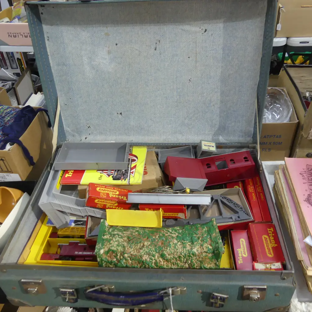 VINTAGE SUITCASE w. ASST. TRI-ANG RAILWAY PCES Image 1++
