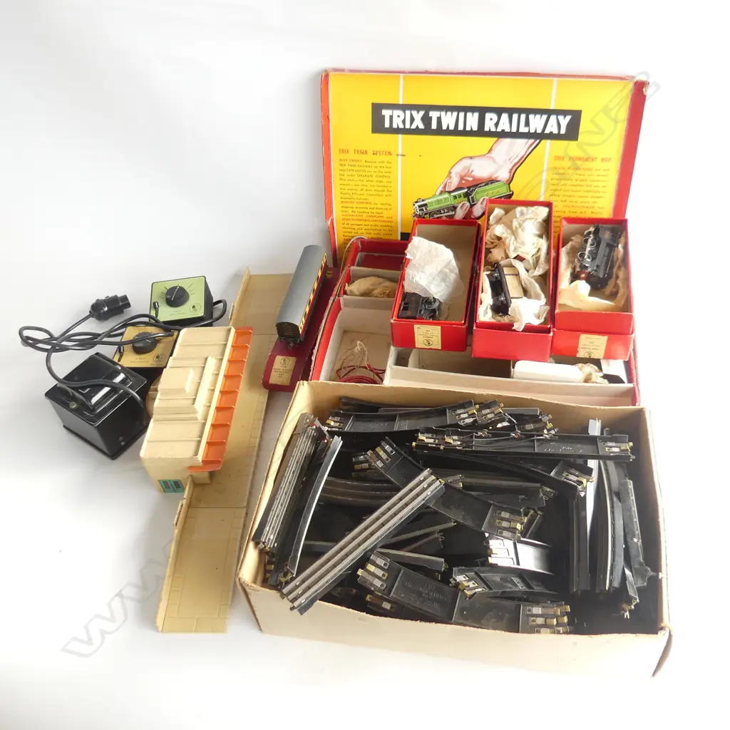 TRIX TWIN ELECTRIC TRAIN SET  TWO ENGINES TRACK ETC AK1  Image 1++